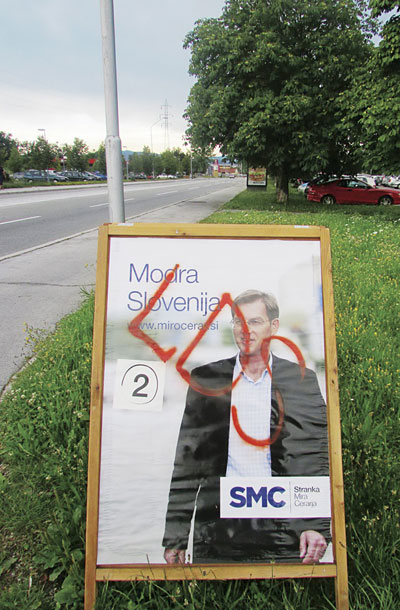  SMC: tale samostoječi pano je bil eden redkih plakatov za Stranko Mira Cerarja v Kranju; bodoči predsednik vlade bojda izhaja iz vrst LDS. (Cesta Jaka Platiše, Planina 2)
