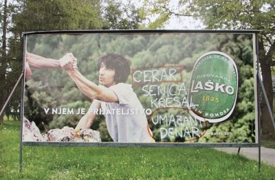  Laško: v pomanjkanju prostora so s Cerarjem obračunavali tudi na jumbo plakatih nevtralnih oglaševalcev; v igri so še »Senica«, »Kresal« in »umazani denar«, v naštevanju je zaznati celo smisel za poezijo. (Križišče med Cesto 1. maja in Cesto Boštjana Hladnika)