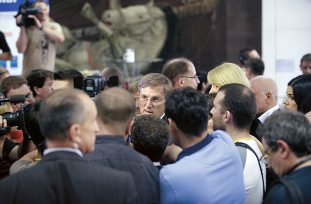 Zmagovalec Miro Cerar, obkrožen z novinarji