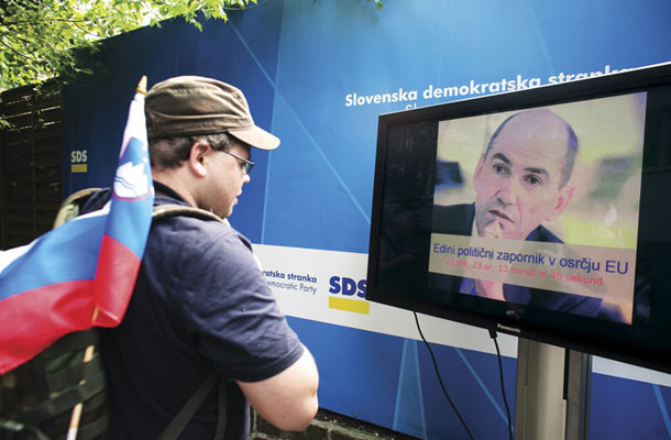 Na vrtu štaba SDS je po objavi rezultatov vzporednih volitev kmalu ostal samo še zaprti vodja na ekranu