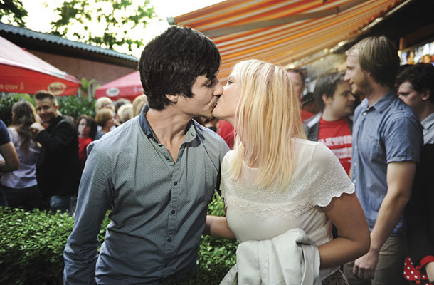 Foto tedna Razglasitev vzporednih izidov predčasnih parlamentarnih volitev v štabu Združene levice, na katerih so dobili šest poslancev. Luka Mesec s partnerko.