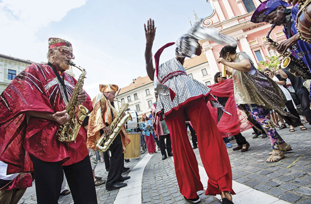 Pisani Sun Ra Centennial Dream Arkestra v živo na ljubljanskih ulicah