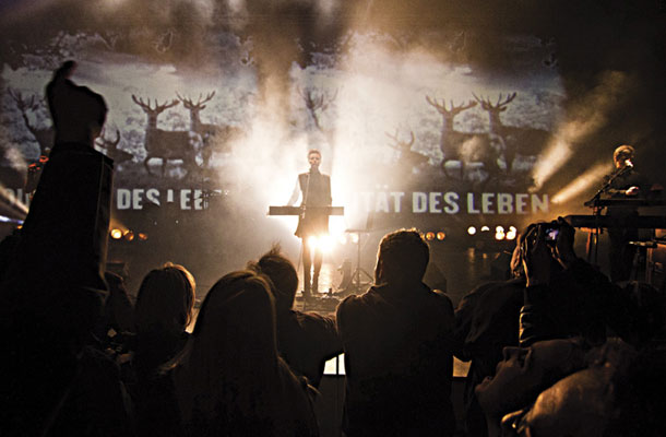 Skupina Laibach, največji slovenski glasbeni produkt, na majskem koncertu v ljubljanskih Križankah, kjer so predstavili novi album. Tokrat so postregli z neposredno kritiko neoliberalnega kapitalizma in globalne krize in zadeli v polno. 
