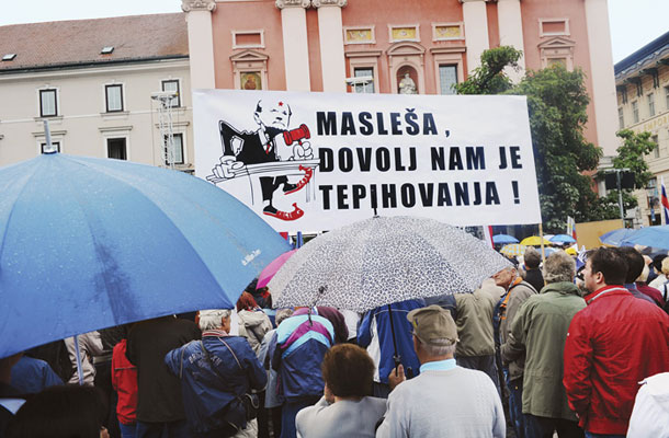 Transparent na zadnjem predvolilnem shodu SDS na Prešernovem trgu v Ljubljani, ki namiguje, da je sodstvo komunistično 