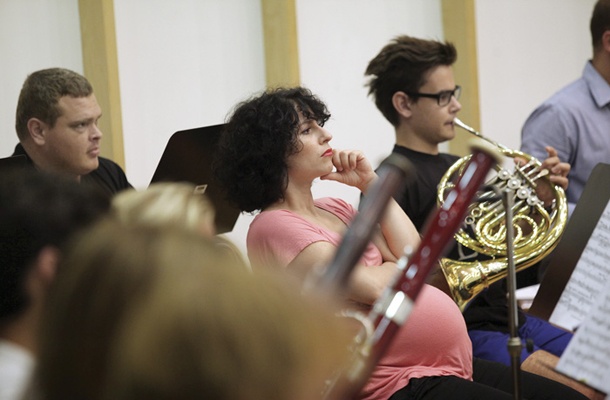 Živa Ploj Peršuh med poslušanjem vaj mojstrskega tečaja za dirigente, koncertne mojstre in timpaniste z orkestrom.