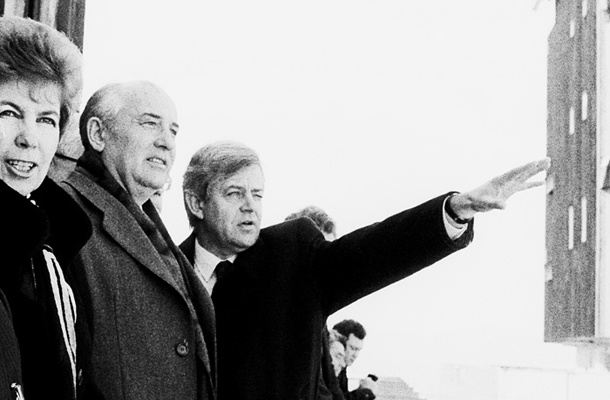 Mihail Gorbačov, takrat vodja sovjetske partije, na obisku pri Milanu Kučanu, takrat vodji slovenske partije, na vrhu takrat Iskrine stolpnice na takratnem Trgu revolucije v Ljubljani leta 1988.