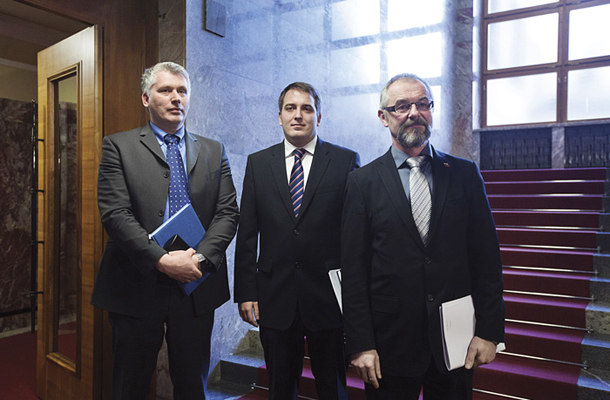 Poslanec SDS Andrej Čuš (na sredini) 
