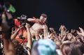 Južnoafriška senzacija Die Antwoord je zažgala na sedmem Schengenfestu: Ninja, glavni motor zasedbe Die Antwoord, je prvič »stejdž dajval« že pri drugem komadu.