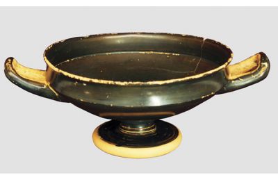 Keramična ročka (kylix), izdelek grških delavnic iz groba deklice.