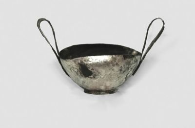 Srebrna ročka (kylix) iz groba dečka.