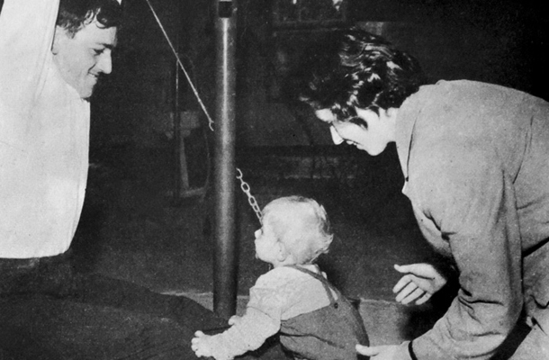 Oče, sin in mati Zdenka na fotografiji ob članku Moj mož Miro Cerar, ki ga je leta 1964 za Mladino napisala Zdenka Cerar
