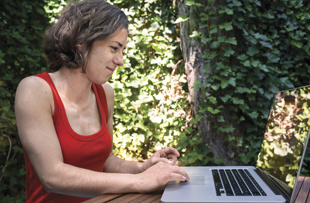 Dr. Andreja Kutnar, mizarka in raziskovalka na Inštitutu Andreja Marušiča