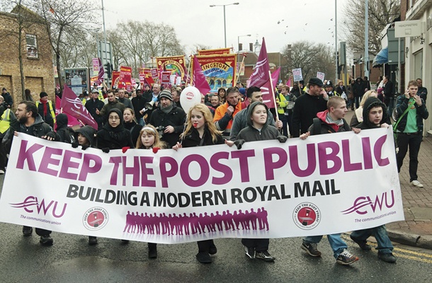 Protesti proti prodaji britanske pošte. Proti prodaji je bila tudi kraljica. Neuspešno.
