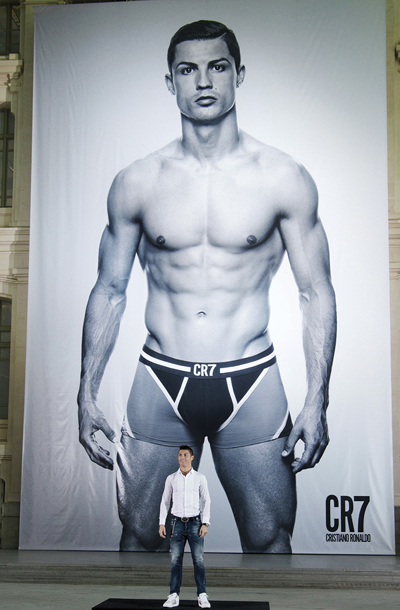 Eden od prototipov spornoseksualcev ali tako imenovane »nove generacije« metroseksualcev so športniki, kot je nogometaš Cristiano Ronaldo. Na fotografiji stoji pred plakatom za svojo linijo spodnjega perila CR7 v Madridu. 