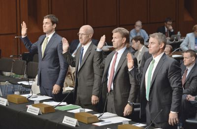 Zaslišanje pred senatno komisijo o konfliktu interesov in »visokofrekvenčnem« trgovanju. Na sliki štirje predstavniki velikih finančnih družb : Thomas W. Farley  (NYSE Group), Joseph P. Ratterman (BATS Global Markets), Joseph P. Brennan (The Vanguard Group), Steven Quirk (TD Ameritrade).