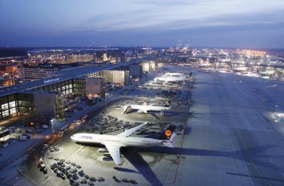 Fraport, upravljavec frankfurtskega letališča in trenutno favorit v nakupu 75,5-odstotnega deleža Aerodroma Ljubljana, je v skoraj 57-odstotni lasti nemške države in zvezne dežele Hessen. 