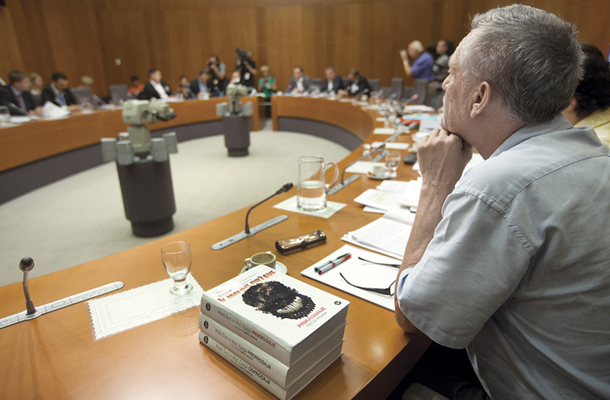 Foto tedna: Matjaž Hanžek s trilogijo o poosamosvojitvenih orožarskih poslih V imenu države na seji mandatno-volilne komisije, na kateri so se poslanci odločili, da bodo o odvzemu mandata Janezu Janši odločali drugič. 