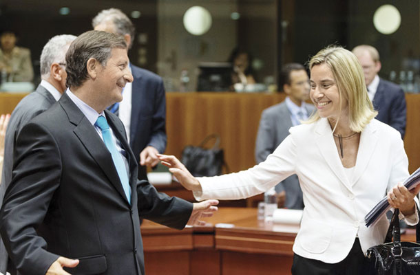 Šaljivec tudi na evropskem parketu: Karl Erjavec z italijansko zunanjo ministrico Federico Mogherini.