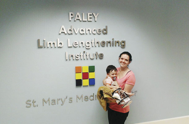 Mali Rene s svojo mamo v ortopedskem kirurškem centru dr. Drora Paleya na Floridi 