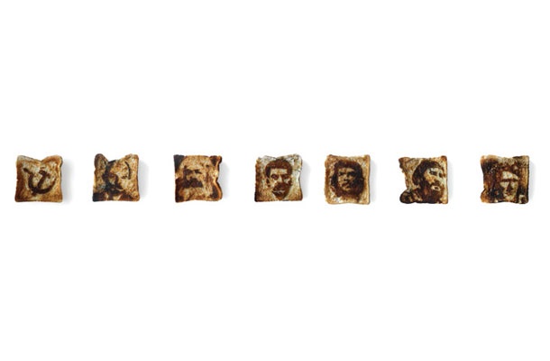 Intervencija od zgoraj, 2010, praskanje z ožganega toasta