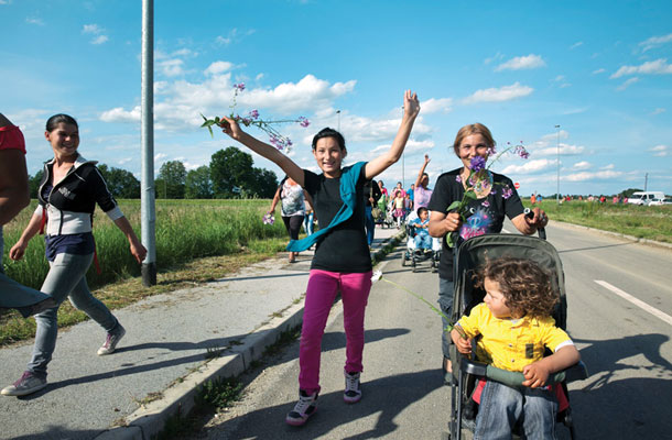 »Pozdrav pomladi« v romskem naselju Kamenci v Prekmurju, kjer so rezultati osnovnošolskega izobraževanja romskih otrok mnogo boljši kot na Dolenjskem in v Beli krajini