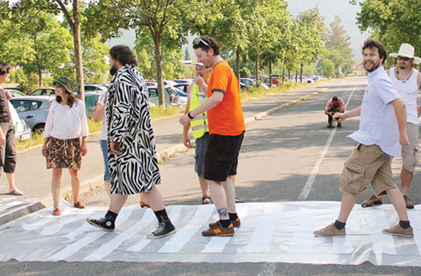 Ker na cesti ni bilo zebre, so jo meščani narisali sami 