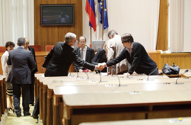 Prva neuradna predstavitev ministrske ekipe v državnem zboru. Na fotografiji med drugimi: Julijana Mlakar Bizjak (skrajno levo), na sredini stoji Dušan Mramor, Violeta Bulc (skrajno desno) pa se rokuje z Borisom Koprivnikarjem.
