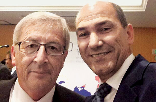 Kako je mogoče, da se je Jean-Claude Juncker še maja slikal skupaj z Janezom za njegov selfie, sedaj pa mu je zabil nož v hrbet in se raje poljublja z Alenko Bratušek? / Foto: Janez Janša