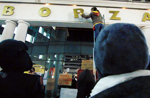 Posnetek iz filma: trenutek, ko so protestniki sneli črko R in jo zamenjali z J. „Borza“ je postala „boj za“.