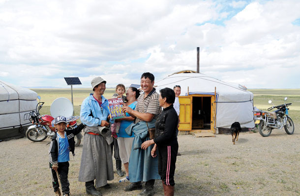 Nomadska družina ob svojem geru, reka Orkhon, proti puščavi Gobi, Mongolija / Foto Zvonka
