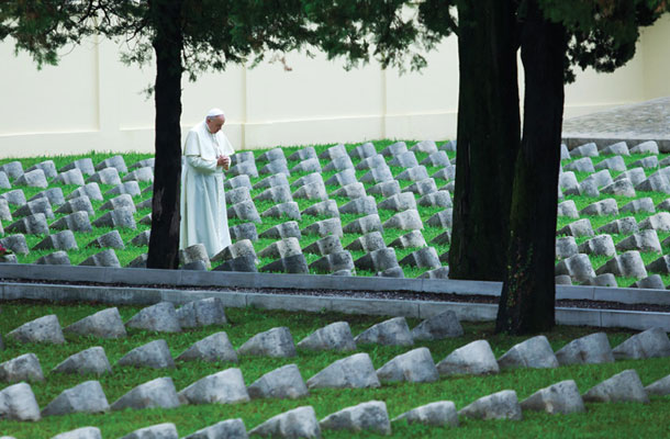 Papež Frančišek med molitvijo v Redipulji