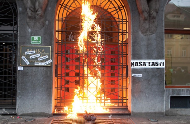 Zakon, ki državnim bankam nalaga razkritje vseh tistih slabih kreditov, ki so jih obdržale pri sebi, je že na ustavnem sodišču. Zahtevo za zadržanje določil zakona in presojo ustavnosti njegovih določil je že pretekli teden vložila Banka Slovenije, zdaj pa namerava to storiti še NLB in NKBM. (fotografija je bila posneta med protesti leta 2013)