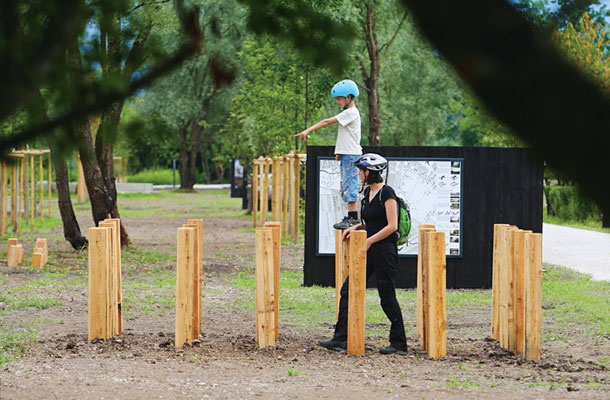 Nov park ob južni ljubljanski obvoznici je bil urejen v sklopu projekta Povezava mesta s Krajinskim parkom Ljubljansko barje. Odstranili so tristo ton gradbenih odpadkov, 15 ton azbestnih odpadkov ter veliko količino pnevmatik in drugih komunalnih odpadkov. Poleg tega so odstranili tujerodne rastlinske vrste, obrezali drevesa po žledu, v nadaljnjo predelavo so odpeljanih 150 kubičnih metrov biomase, obstoječe betonske plošče pa so uporabili za piknike. Zasadili so 90 dreves, sanirali travnato površino, na obstoječe poti nasuli pesek, postavili so premostitveni mostiček čez kanal na vhodu v krajinski park, zaščitno ograjo na vhodnem mostu, namestili so informativne table ter postavili urbano opremo - od klopi do igrišča za otroke.