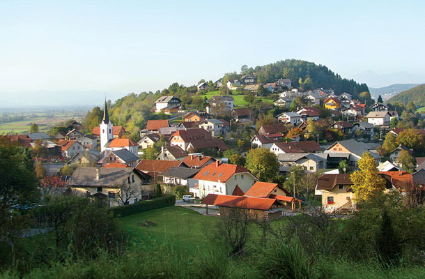 Suburbanizacija po slovensko. Nekoč idilična krajinska podoba izginja v rakasti razrasti neestetskih, nekakovostnih in pogosto tudi nelegalno zgrajenih stavb. Na fotografiji Pijava Gorica blizu Škofljice.