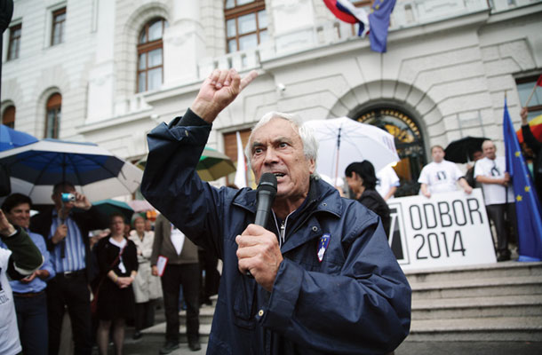 Pesnik Tone Kuntner pred sodiščem na dan, ko je vrhovno sodišče sprejelo odločitev v zadevi Patria 