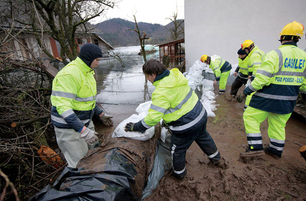 Pomoč prostovoljnih gasilcev v času spomladanskih poplav 