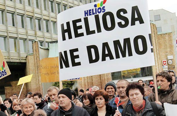 Ko je bil Helios prodan in je bilo odpuščenih več kot sto njegovih delavcev, vse premoženje pa takoj obremenjeno s 400-milijonskimi posojili družbe kupovalke, nam je postalo jasno, da nas je nekdo dobro preigral. (Na fotografiji delavci, ki so leta 2013 zaman protestirali proti prodaji Heliosa.) 