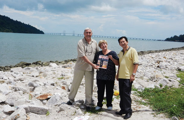 Marija, Roger in Timi ob prelivu med otokom Penang in Mainlandom, Malezija / Foto Dr. Ong Lay Hoon Janet