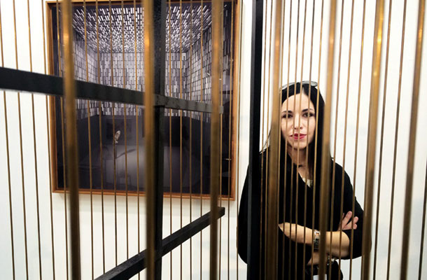 Galerija Škuc je na Dunaju vse karte stavila na eno umetnico, Jasmino Cibic, slovensko predstavnico na zadnjem Beneškem bienalu, kjer je njen projekt naletel na odlične odzive