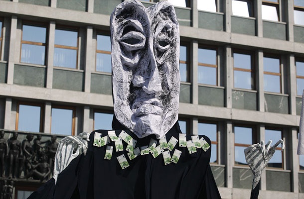 »Če si tako reven, da moraš prodati svojo svobodo, ti gospodar ni enak. Če si tako bogat, da lahko kupiš svobodo drugega, ni tvoj sodržavljan.« (na fotografiji demonstracije proti tajnim trgovinskim sporazumom v Ljubljani 11. oktobra)