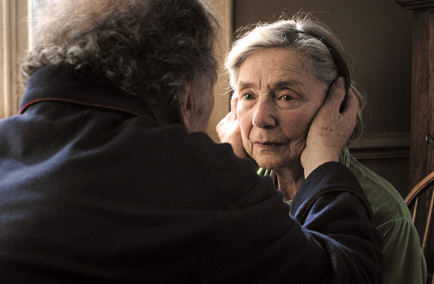 Demenca v filmu: Prizor iz filma Ljubezen avstrijskega režiserja Michaela Hanekeja, za katerega je leta 2012 na filmskem festivalu v Cannesu prejel Zlato palmo, naslednje leto pa je prejel tudi Oskarja za najboljši tujejezični film