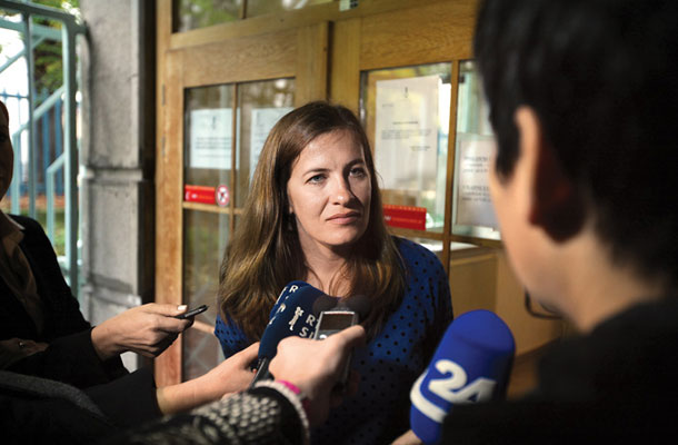 Novinarka Dela Anuška Delić ta teden pred ljubljanskim okrajnim sodiščem. Tožilstvo ji grozi s tremi leti zapora, ker naj bi objavljala državne skrivnosti: povezave med SDS in skrajnimi desničarskimi organizacijami.