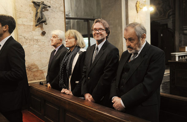 Foto tedna: Trije ustavni sodniki, ki so se že vnaprej izrekli za Janeza Janšo: Mitja Deisinger, Jan Zobec in Ernest Petrič, ter vrhovna sodnica in Zobčeva soproga Barbara Zobec. Rdeča maša, sveta maša za pravnike.