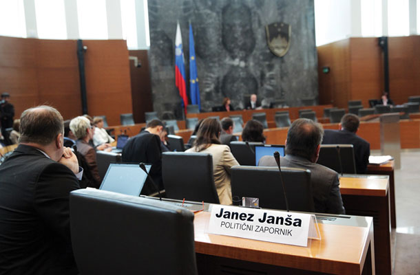 Samevajoča klop Janeza Janše, politika v zaporu. Na dan glasovanja Janše sicer ni bilo v zaporu, zaradi parlamentarne seje so mu odobrili namenski izhod, a ga v dvorani parlamenta ni bilo. 