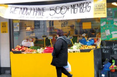 Ljudski supermarket so nekateri poimenovali kar s »kriptosocialistično ali kriptoanarhistično« institucijo. Zadruga, ki je lastnica Ljudskega supermarketa, ima že petsto članov.  