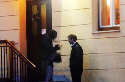 Ena izmed tajno posnetih fotografij vodje AVK Andreja Kraška. Na silvestrovo se je na kosilu sestal s kolegico. Neznanci so sliko poslali na več naslovov in dopisali, da ima Krašek poleg žene še »maserko«.