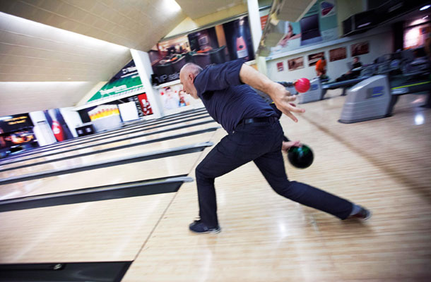 Foto tedna: Predsednik državnega zbora Milan Brglez se je kot častni pokrovitelj projekta »Simbioza giba« udeležil »medgeneracijskega bowlinga«, Club 300, Ljubljana.