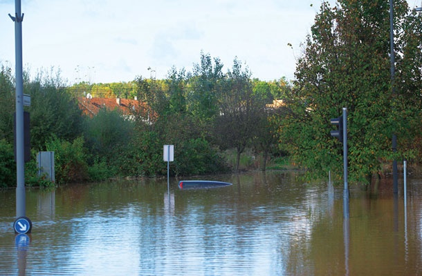 Treba je regulirati Gradaščico in Mali graben, očistiti hudourniške pritoke, zagotoviti izpust odvečnih vod na Barje in zgraditi zadrževalnik Razori. Dobrovčani bi obdržali zemljišča, ki so v naravi le travniki, dobili bi državni denar, turistične objekte zastonj in pri vsaki poplavi še denar zaradi zalitja pašnikov. Ljubljančani bi dobili suhe domove.