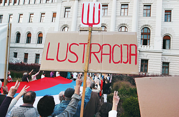 Podporniki Janeza Janše pred sodno palačo v Ljubljani zahtevajo lustracijo v sodstvu 