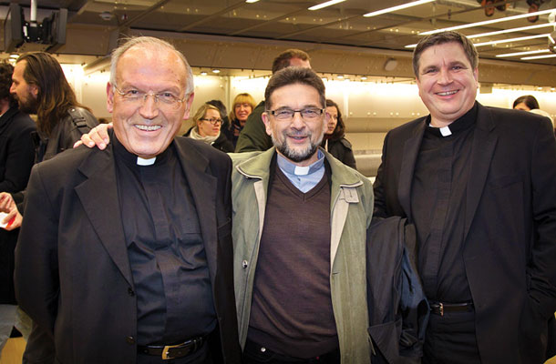 Anton Stres, Ivan Štuhec in Leopold Charles Valant pred premiero Igre o Antikristu, Cankarjev dom, Ljubljana